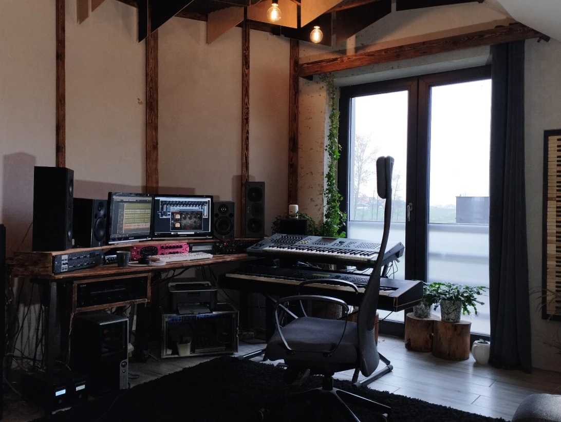 wnętrze studia nagrań Drzazga Studio z profesjonalnym sprzętem audio